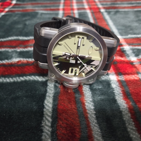 Rare Oakley Gearbox Watch Brushed Stainless Steel / Dazzle Camo Dial OW0009-02 - Picture 3 of 8